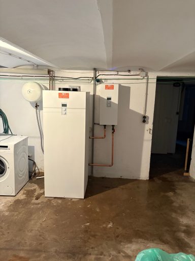 Komplette Heizungsanlage im Technikraum Komplette Heizungsanlage im Technikraum