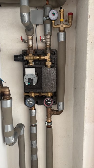 Rohrinstallation mit Heizungsventilen Rohrinstallation mit Heizungsventilen