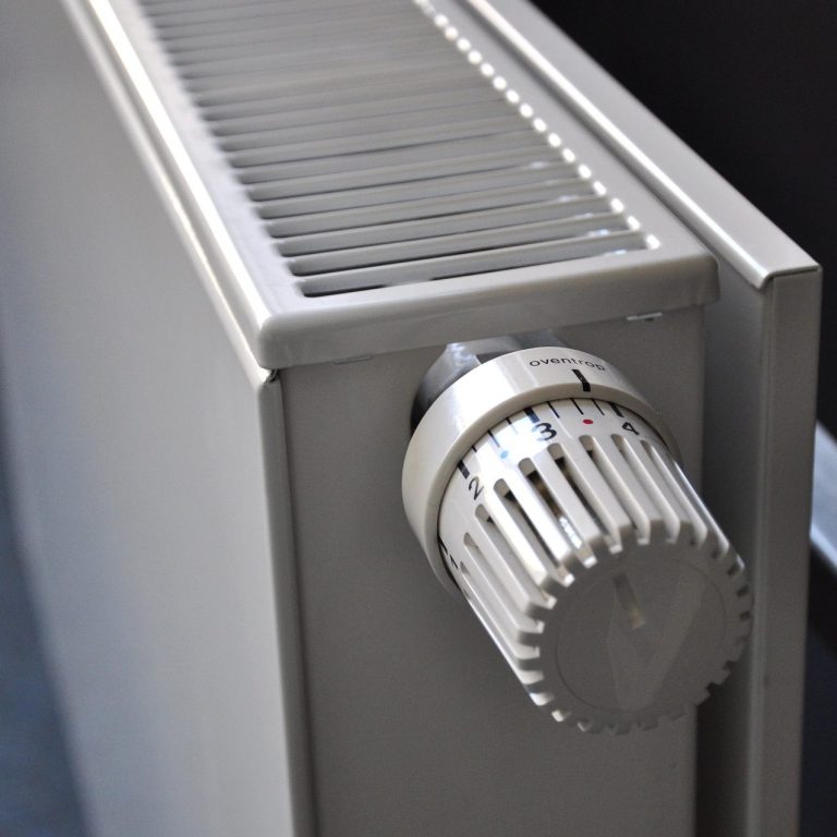 Nahaufnahme eines Heizkörpers mit einstellbarem Thermostatventil zur Temperaturregelung.